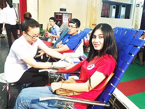 Thanh niên tham gia hiến máu nhân đạo.