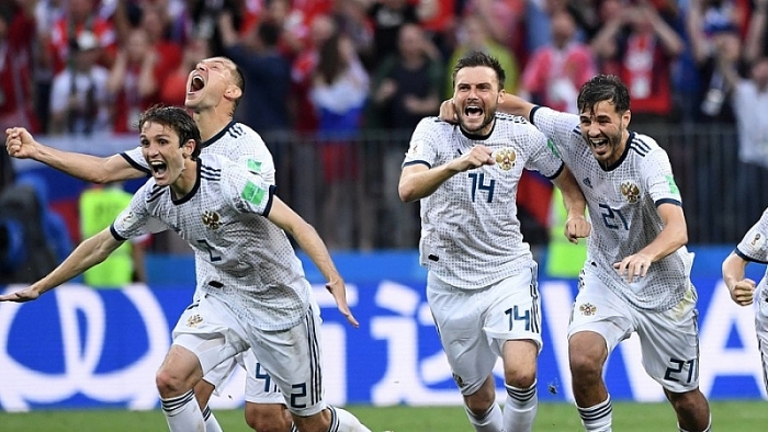 Các cầu thủ Nga ăn mừng sau khi thắng Tây Ban Nha trên loạt sút luân lưu