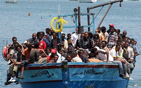 Hàng vạn người châu Phi vượt biển để tới châu Âu hàng năm do nạn đói và xung đột. Ảnh: newobserveronline.com
