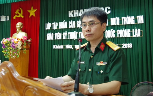 Đại tá Nguyễn Như Thắng - Phó Hiệu trưởng Đào tạo nhà trường phát biểu khai mạc lớp tập huấn.