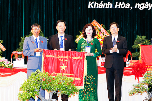Đồng chí Nguyễn Tấn Tuân trao cờ thi đua của Chính phủ cho Hội Nông dân tỉnh.