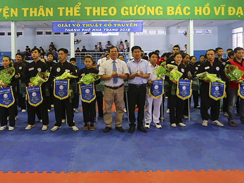 Ban tổ chức tặng cờ lưu niệm cho vận động viên các đơn vị.