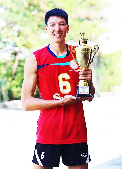Ngô Văn Kiều bên chiếc cúp  vô địch quốc gia mùa giải 2017.