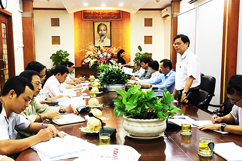 Ông Nguyễn Tấn Tuân chỉ đạo tại cuộc họp.