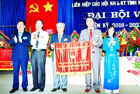 Thủ tướng Chính phủ tặng cờ thi đua xuất sắc năm 2015  cho Liên hiệp các Hội Khoa học và Kỹ thuật Khánh Hòa. 