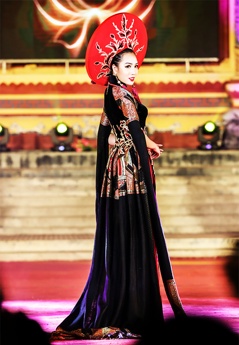 Tân hoa hậu người Việt liên lục địa trình diễn trang phục áo dài  của nhà thiết kế Thiệu Vy. (Ảnh nhân vật cung cấp)