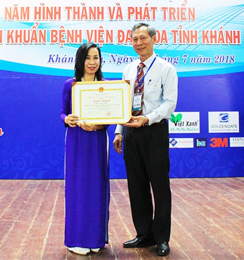 Ông Lâm Quang Chứng - Phó Giám đốc  Sở Y tế trao bằng khen của UBND tỉnh cho cá nhân.
