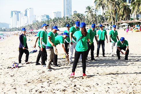 Hình ảnh… dọn rác ảo tại bãi biển Nha Trang sáng 6-7.