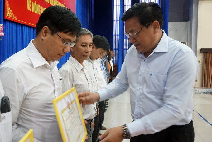 Ông Lê Hữu Thọ - Chủ tịch UBND thành phố trao giấy khen cho các tập thể.