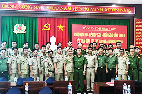Học viên lớp Q27C, Trường Cao đẳng An ninh nhân dân II Campuchia chụp ảnh lưu niệm với cán bộ Công an Khánh Hòa.