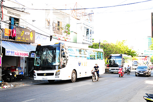 Xe chở khách du lịch đậu hàng dài trên đường Nguyễn Trãi, có xe che hết nhà dân.
