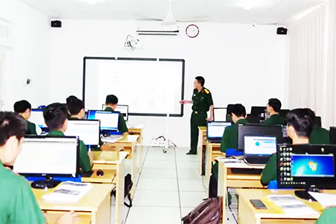 Đào tạo học viên công nghệ thông tin tại Trung tâm Công nghệ thông tin và Ngoại ngữ.