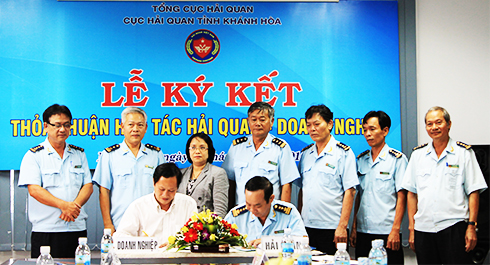 Lãnh đạo Cục Hải quan tỉnh ký kết thỏa thuận hợp tác với doanh nghiệp. 
