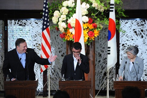Từ trái qua: Ngoại trưởng Mỹ Mike Pompeo, Ngoại trưởng Nhật Bản Taro Kono và Ngoại trưởng Hàn Quốc Kang Kyung-wha. Ảnh: Bloomberg.