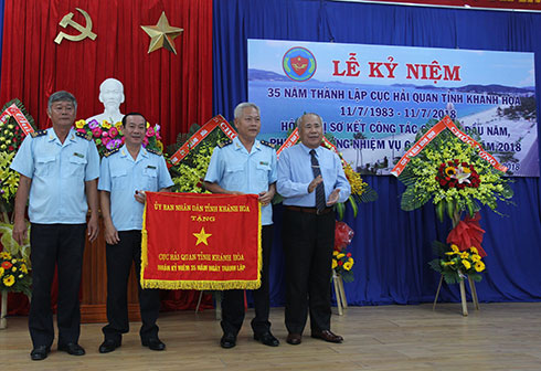 Ông Đào Công Thiên trao cờ của UBND tỉnh Khánh Hòa cho đại diện Cục Hải quan tỉnh Khánh Hòa.