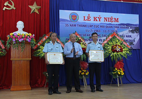Ông Đào Công Thiên trao bằng khen của UBND tỉnh Khánh Hòa cho đại diện các tập thể.