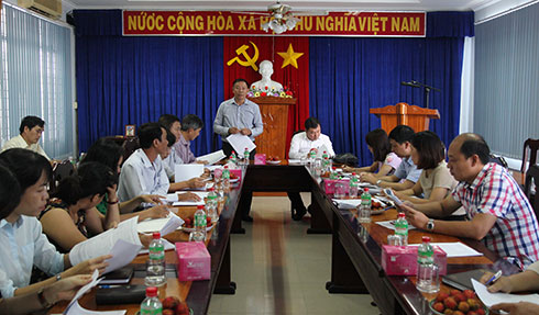 Giám đốc Sở Tư pháp Lê Văn Hạ báo cáo đoàn kiểm tra.