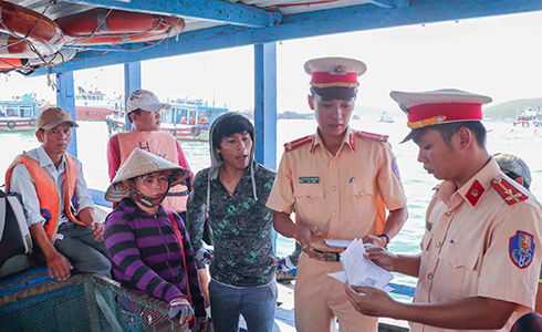 Lực lượng cảnh sát đường thủy kiểm tra các phương tiện thủy nội địa tại cảng Cầu Đá Nha Trang.