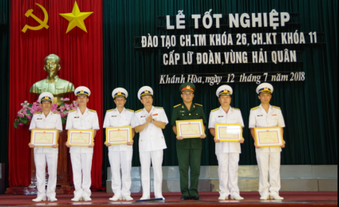 Lãnh đạo Học viện Hải quân trao giấy khen cho các học viên hoàn thành xuất sắc khóa học.