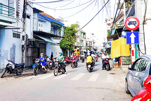 Nhiều phương tiện đi ngược chiều trên đường Đồng Nai.