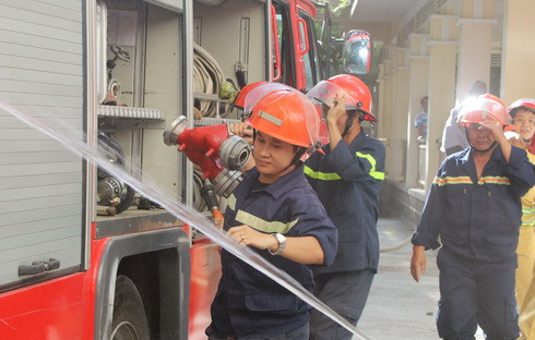 Lực lượng chữa cháy chuyên nghiệp khẩn trương triển khai phương án chữa cháy.