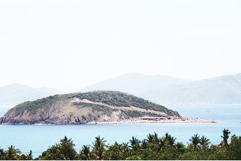Đảo Hòn Rùa nhìn từ bờ biển Nha Trang.