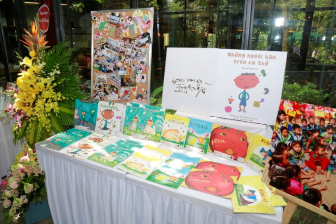 Những đầu sách được trưng bày trong dịp kỉ niệm một năm thành lập dự án “Tranh truyện Nhật Bản cho bé - Mọt sách Mogu” ngày 11/7 vừa qua
