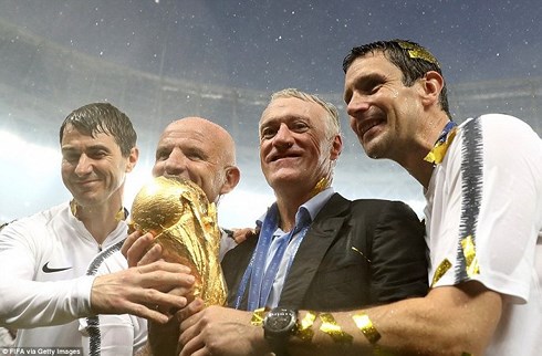 Ban lãnh đạo ĐT Pháp lưu lại kỷ niệm bên chiếc cúp vàng của World Cup. (Ảnh: Getty)