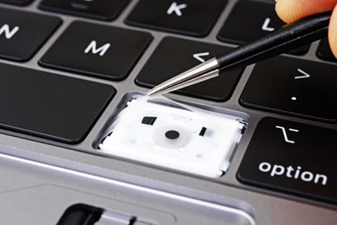 Màng silicon mỏng được ẩn dưới các phím nhằm bảo vệ bàn phím MacBook Pro 2018