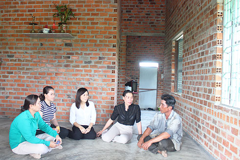 Thành viên Câu lạc bộ Vòng tay nhân ái thăm gia đình anh Nguyễn Thanh Hòa.