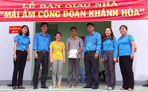 Đại diện Liên đoàn Lao động tỉnh trao quyết định bàn giao mái ấm cho gia đình anh Cao Đình Đảng (xã Vạn Hưng, huyện Vạn Ninh).