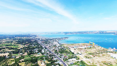 Vịnh Cam Ranh nhìn từ trên cao.