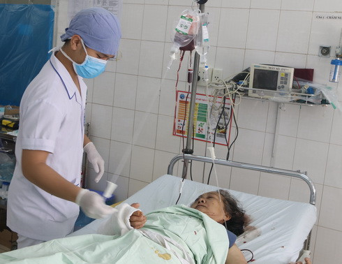 Một nạn nhân đang được các bác sĩ Khoa phẫu thuật, gây mê hồi sức Bệnh viện đa khoa tỉnh Khánh Hòa thăm khám 