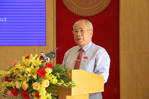 ông Đào Công Thiên báo cáo cồng tác chỉ đạo điều hành phát triển kinh tế - xã hội của UBND tỉnh trong 6 tháng đầu năm 2018
