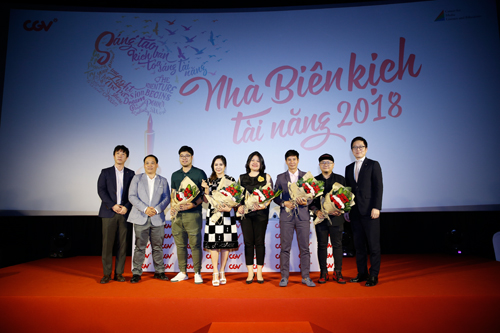 Ban tổ chức tặng hoa các huấn luyện viên cuộc thi  "Nhà biên kịch tài năng 2018 ".