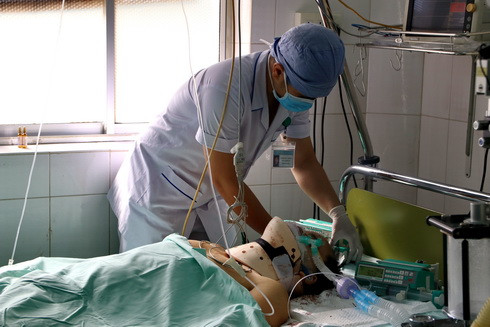 Ông Thiên bị đa chấn thương, khi được chữa trị tại Bệnh viện đa khoa tỉnh Khánh Hòa.