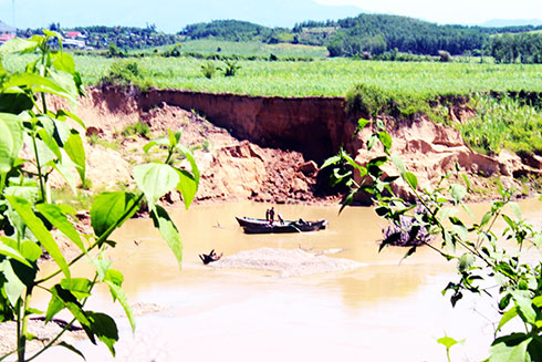 Khai thác cát trái phép gây sạt lở tại khu vực giáp ranh Diên Khánh - Khánh Vĩnh.
