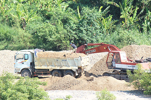 Khai thác cát trái phép tại xã Khánh Nam giáp xã Sông Cầu - huyện Khánh Vĩnh.