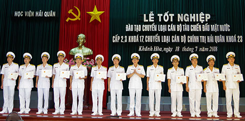 Lãnh đạo Học viện Hải quân trao chứng nhận và giấy khen cho học viên tốt nghiệp.