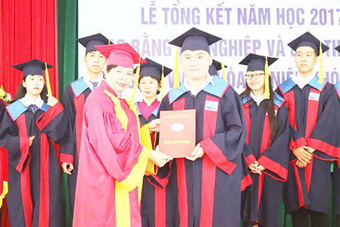 Lãnh đạo nhà trường trao bằng tốt nghiệp cho các sinh viên. 