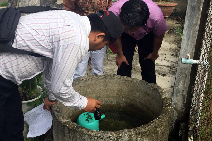 Đoàn kiểm tra lăng quăng ở các dụng cụ chứa nước tại một hộ ở xã Diên Xuân.