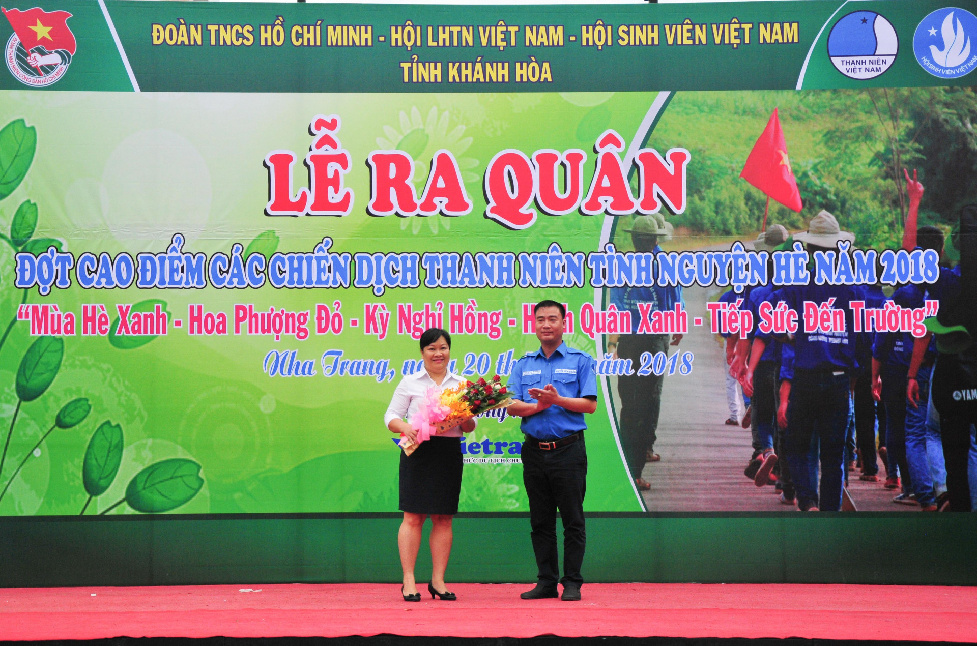 Anh Nguyễn Văn Nhuận - Bí thư Tỉnh đoàn tặng hoa tri ân đơn vị đồng hành