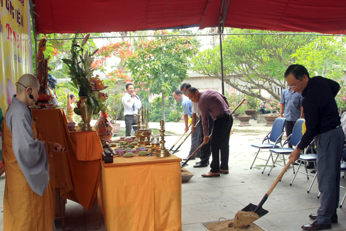Ông Nguyễn Đắc Tài và các đại biểu thực hiện nghi thức động thổ xây dựng đền tưởng niệm danh nhân Trần Đường. 