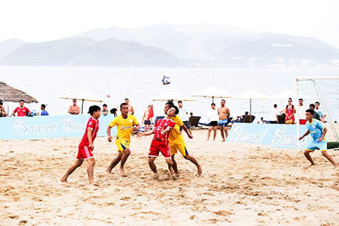 Các cầu thủ đội Sanest Khánh Hòa và Gia Hồ Cam Lâm  trong ngày khai mạc giải.  