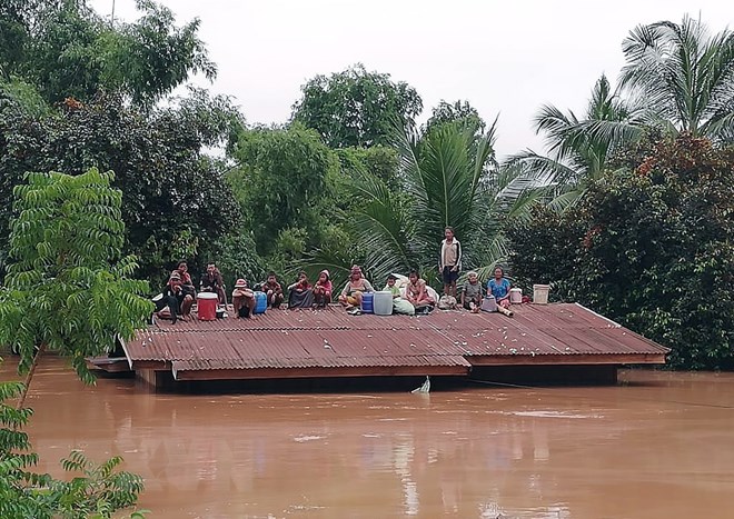 Cảnh ngập lụt sau khi đập thủy điện Xe Pien-Xe Nam Noy tại tỉnh Attapeu, Lào bị vỡ. (Nguồn: EPA/TTXVN)