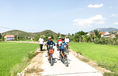 Từ ngày xây dựng đường liên thôn Văn Định, các em học sinh đi lại thuận tiện hơn.