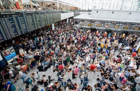 Hành khách được sơ tán ra phía sau nhà ga số 2 của sân bay Munich, Đức sau vụ việc. Ảnh: AFP.