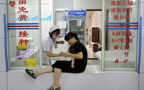 Bê bối vaccine kém chất lượng khiến nhiều phụ huynh Trung Quốc lo sợ. (Ảnh: AP)