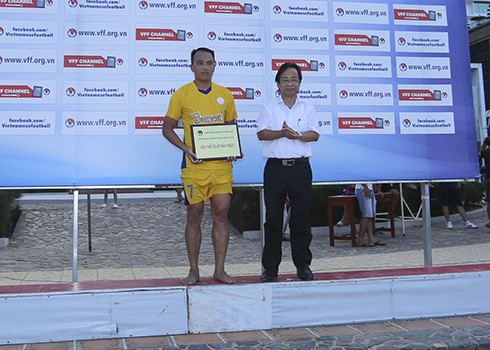 Cầu thủ Trần Vĩnh Phong, Sanest Khánh Hòa đoạt giải cầu thủ xuất sắc nhất.