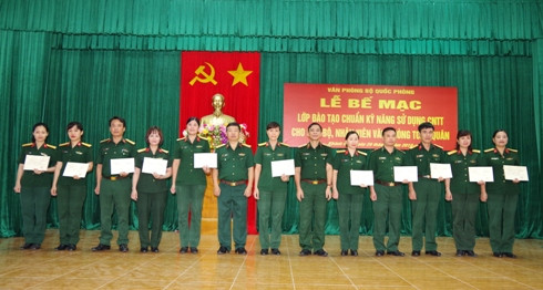 Thiếu Tướng Nguyễn Xuân Nghị và lãnh đạo Trường Sĩ quan Thông tin trao chứng chỉ cho các học viên.